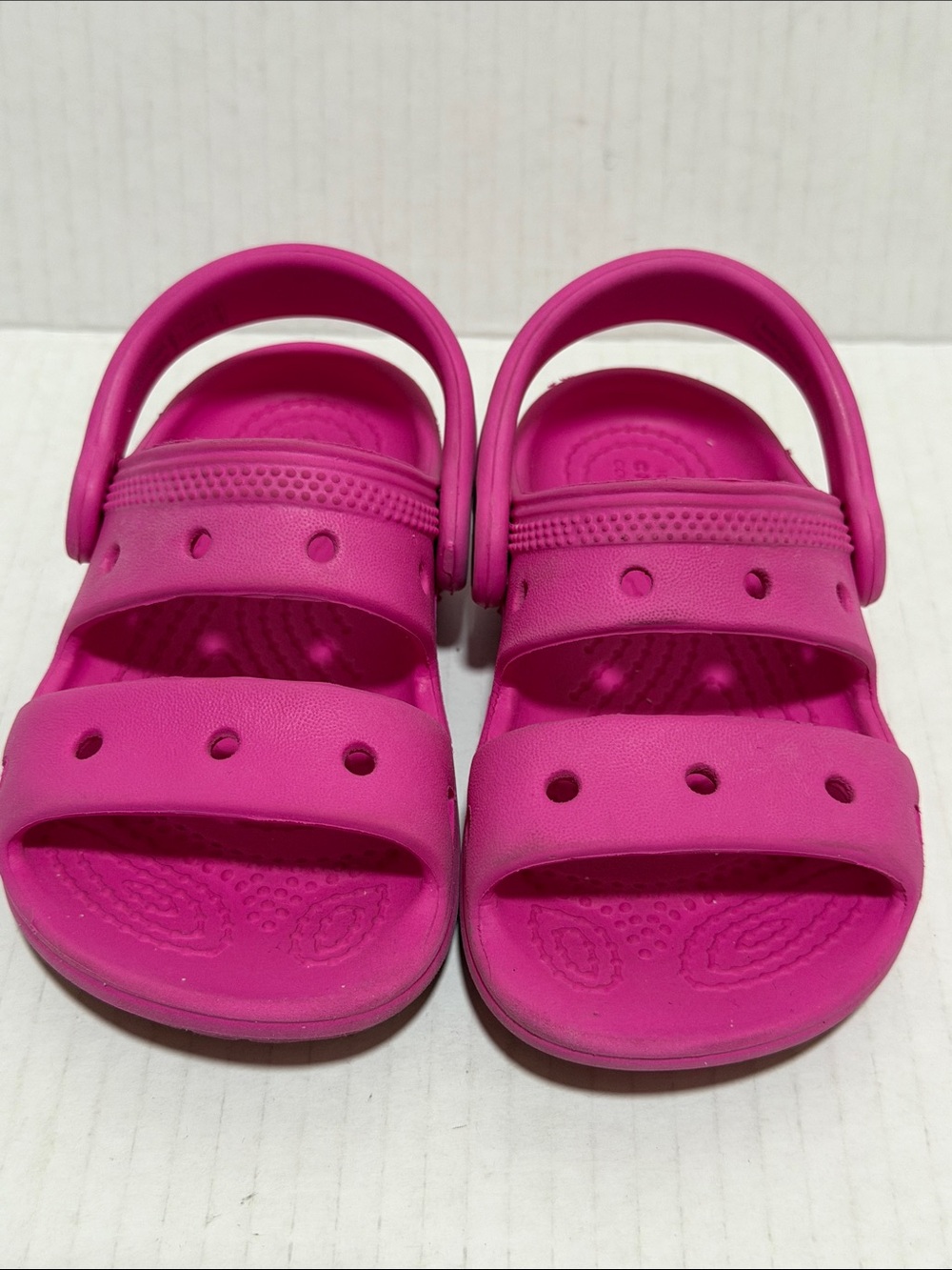Crocs Kids' Classic Sandal in Fuchsia Hot Pink Toddler/Kids Size 7
